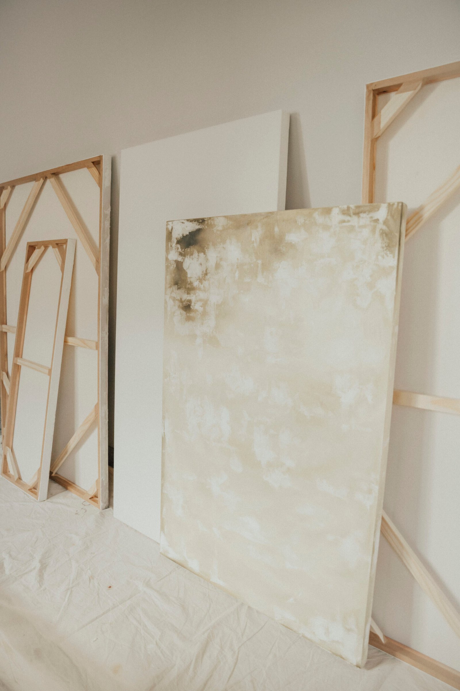 Pintura abstrata em tons claros, com detalhes terrosos